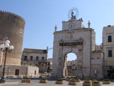 Porta Baresana e Torrione Angioino .jpg